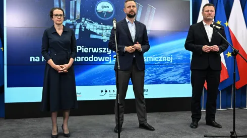 Warszawa, 02.07.2025. Wicepremier, szef MON Władysław Kosiniak-Kamysz (C), minister rozwoju i technologii Krzysztof Paszyk (P) oraz prezes Polskiej Agencji Kosmicznej Marta Ewa Wachowicz (L) podczas konferencji prasowej w siedzibie MRiT w Warszawie po zakończeniu połączenia wideo na żywo z przebywającym na Międzynarodowej Stacji Kosmicznej polskim astronautą Sławoszrm Uznańskim-Wiśniewskim. W wideorozmowie z polskim astronautą wziął udział także premier Donald Tusk. (jm) PAP/Radek Pietruszka