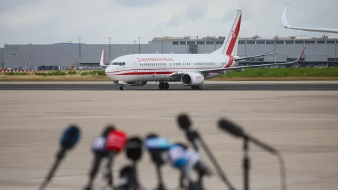 Kolonia, 16.07.2025. Samolot rządowy z polskim członkiem załogi Axiom-4 dr Sławoszem Uznańskim-Wiśniewskim na pokładzie po wylądowaniu na lotnisku w Kolonii, 16 bm. Kapsuła Crew Dragon misji Axiom-4 z czwórką astronautów na pokładzie powróciła na Ziemię z orbity okołoziemskiej, gdzie przez blisko dwa tygodnie dokowała do Międzynarodowej Stacji Kosmicznej ISS. (jm) PAP/Leszek Szymański