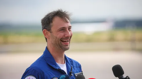 16.07.2025. Polski członek załogi Axiom-4 dr Sławosz Uznański-Wiśniewski po wylądowaniu na lotnisku w Kolonii. PAP/Leszek Szymański