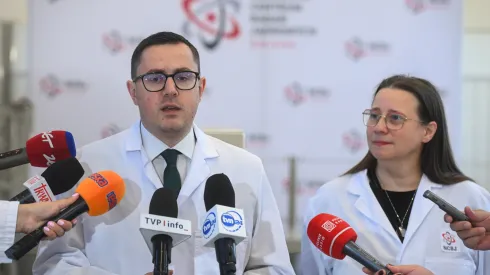 05.08.2025. Minister energii Miłosz Motyka (L) oraz p.o. dyrektora Narodowego Centrum Badań Jądrowych prof. dr hab. Agnieszka Pollo (P) podczas konferencji prasowej "Reaktor badawczy MARIA uzyskał zezwolenie Prezesa PAA na wznowienie pracy", 5 bm. w Narodowym Centrum Badań Jądrowych w Otwocku. Prezes Państwowej Agencji Atomistyki (PAA) wydał zezwolenie na eksploatację reaktora badawczego MARIA, decyzja jest bezterminowa. Według ministra energii Miłosza Motyki, priorytetem jest teraz realizacja programu modernizacji reaktora. (mr) PAP/Piotr Nowak
