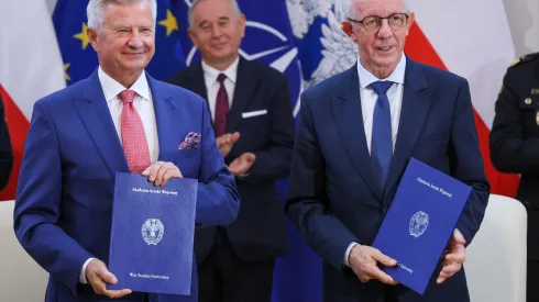 Warszawa, 27.08.2025. Podsekretarz stanu w Ministerstwie Obrony Narodowej Stanisław Wziątek (L) oraz podsekretarz stanu w Ministerstwie Spraw Wewnętrznych i Administracji Wiesław Leśniakiewicz (P) podpisali porozumienie dotyczące prowadzenia studiów pierwszego stopnia na kierunku „Ochrona Ludności i Obrona Cywilna", 27 bm. w siedzibie Akademii Sztuki Wojennej w Warszawie. Współpraca obejmie trzy uczelnie: stołeczną Akademię Sztuki Wojennej, Akademię Pożarniczą w Warszawie oraz Akademię Policji w Szczytnie. (amb) PAP/Rafał Guz