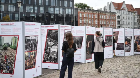 Gdańsk, 29.08.2025. Uroczystości upamiętniające 45. rocznicę powstania NSZZ „Solidarność”, zorganizowane przez Instytut Pamięci Narodowej Oddział w Gdańsku oraz Region Gdański NSZZ „Solidarność” - otwarcie wystawy plenerowej „Solidarność na uczelniach Trójmiasta 1980-1981” na pl. Solidarności w Gdańsku. PAP/Adam Warżawa