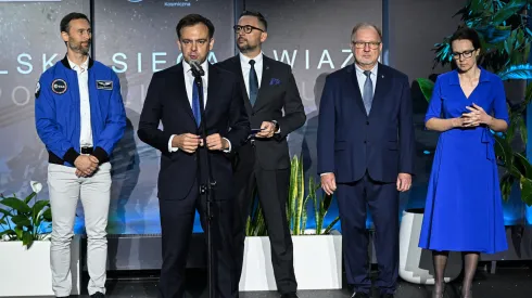 Warszawa, 16.09.2025. Minister finansów i gospodarki Andrzej Domański (2L), minister nauki i szkolnictwa wyższego Marcin Kulasek (C), polski astronauta projektowy Europejskiej Agencji Kosmicznej Sławosz Uznański-Wiśniewski (L), prezes POLSA Marta Wachowicz (P), rektor Politechniki Warszawskiej prof. dr hab. Krzysztof Zaremba (2P) . Fot. PAP/Radek Pietruszka