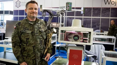 Płk dr hab. inż. Marek Życzkowski z Instytutu Optoelektroniki WAT. W rękach naukowca nagroda Defender. Obok - system SkanDron. Fot. WAT