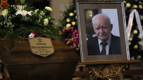 Warszawa, 22.10.2025. Uroczystości pogrzebowe profesora Adama Strzembosza w Konkatedrze Matki Bożej Zwycięskiej w Warszawie, 22 bm. Profesor Adam Strzembosz zmarł 10 października, miał 95 lat. (sko) PAP/Rafał Guz