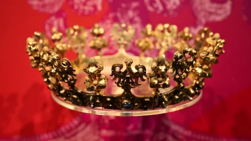 02.10.2025. Królewska korona ślubna z XIV wieku w Muzeum Narodowym we Wrocławiu. PAP/Maciej Kulczyński