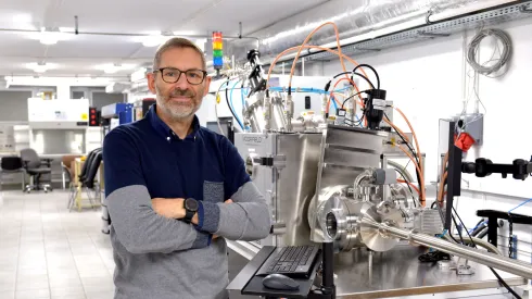 Prof. Robert Bogdanowicz we FutureLAB, laboratorium nowych materiałów, sensorów i systemów bezprzewodowych PG. Fot. Krzysztof Krzempek / Politechnika Gdańska