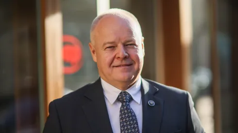 Warszawa, 13.11.2025. Wiceminister nauki i szkolnictwa wyższego prof. Marek Gzik przed siedzibą Polskiej Agencji Prasowej w Warszawie, 13 bm. Marek Gzik był gościem Studia PAP. PAP/Leszek Szymański