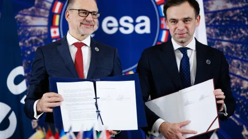 Na zdjęciu dyrektor generalny ESA Josef Aschbacher (L) i minister finansów i gospodarki Andrzej Domański. 27.11.2025 EPA/CLEMENS BILAN 