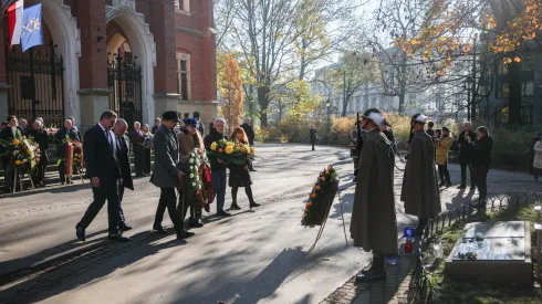 Kraków, 06.11.2025. Uroczystość pod Dębem Wolności przed gmachem Collegium Novum Uniwersytetu Jagiellońskiego w Krakowie, 6 bm. w ramach obchodów Akademickiego Dnia Pamięci w 86. rocznicę akcji Sonderaktion Krakau. (ad) PAP/Łukasz Gągulski
