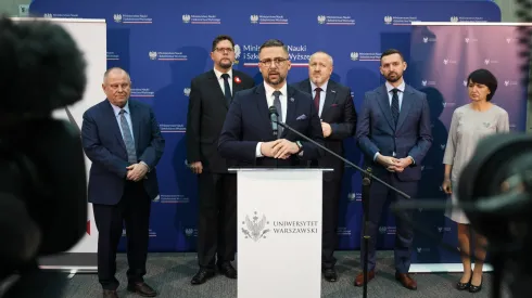 Warszawa, 12.11.2025. Minister nauki i szkolnictwa wyższego Marcin Kulasek (C) podczas konferencji prasowej w gmachu Biblioteki Uniwersyteckiej w Warszawie, 12 bm. Spotkanie dot. prezentacji nowego programu NAWA - TOP200 im. Weigla. (mr) PAP/Albert Zawada
