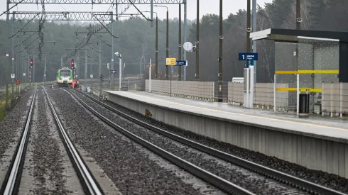 17.11.2025. Działania służb przy zniszczonym fragmencie torowiska na trasie Dęblin-Warszawa przy stacji kolejowej Mika, 17 bm. Premier Donald Tusk ogłosił, że doszło do aktu dywersji; eksplozja ładunku wybuchowego zniszczyła tor kolejowy. PAP/Wojtek Jargiło