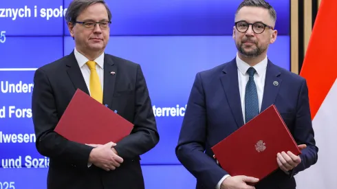 , 16.12.2025. Minister nauki i szkolnictwa wyższego Marcin Kulasek (P) oraz ambasador Austrii w Polsce Hannes Schreiber (L) na podpisaniu umowy między resortem nauki RP i Ministerstwem ds. Kobiet, Nauki i Badań Naukowych Republiki Austrii w siedzibie MNiSW w Warszawie, 16 bm. Podpisane porozumienie dotyczy współpracy w dziedzinie nauk humanistycznych i społecznych. PAP/Rafał Guz