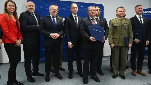  18.12.2025. Wiceminister nauki i szkolnictwa wyższego prof. Marek Gzik (3L), wiceminister obrony narodowej Cezary Tomczyk (4L), dyrektor NCBR prof. Jerzy Małachowski (2L) i dyrektor Wojskowego Instytutu Technicznego Uzbrojeniana płk dr inż. Paweł Sweklej (2P) na konferencji prasowej w siedzibie NCBR w Warszawie, 18 bm. Temat spotkania: Kolejne rozstrzygnięcia w programie PERUN – dodatkowe 260 mln zł na projekty z zakresu bezpieczeństwa i obronności państwa. (ad) PAP/Piotr Nowak