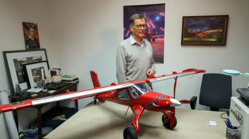 26.01.2026. Dyrektor generalny Draco Aircraft Johannes von Thadden na prezentacji modelu samolotu Draco przy pl. Inwalidów w Warszawie, 26 bm. Tworzony przez warszawski startup DRACO Aircraft czteromiejscowy samolot ma mieć możliwość startu i lądowania na dystansie krótszym niż 30 metrów (Short Take Off and Landing – STOL) bez konieczności wykorzystania stałego pasa startowego. Konstrukcja ma znaleźć zastosowanie m.in. w wojsku i służbach porządkowych. (ad) PAP/Albert Zawada