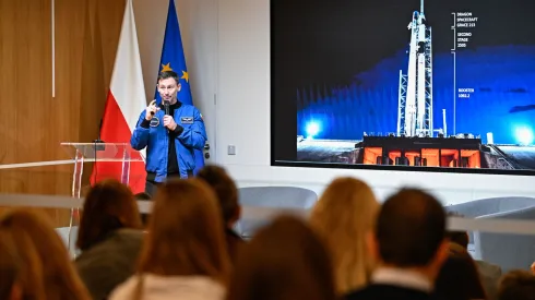 , 28.01.2026. Polski astronauta Sławosz Uznański-Wiśniewski podczas spotkania „Sięgając Gwiazd” w Stałym Przedstawicielstwie RP przy Unii Europejskiej w Brukseli. PAP/Wiktor Dąbkowski