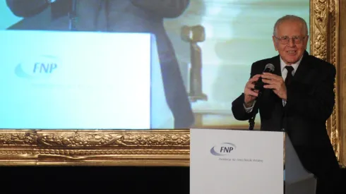 06.12.2012. Prof. Mieczysław Mąkosza z Instytutu Chemii Organicznej PAN, w czasie uroczystości wręczenia nagród. Prof. Mąkosza został uhonorowany Nagrodą Fundacji Nauki Polskiej w obszarze nauk chemicznych i o materiałach za opracowanie i wprowadzenie do kanonu chemii organicznej nowej reakcji – Zastępczego Podstawienia Nukleofilowego. Uroczystość wręczenia nagród odbyła się 6 bm. na Zamku Królewskim w Warszawie. PAP/Grzegorz Jakubowski.