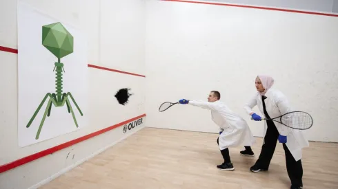 Precyzyjna kontrola bakteriofagów z wykorzystaniem nanocząstek polimerów przewodzących bez uszkadzania bakterii. Zdjęcie zrealizowane dzięki uprzejmości Strzelnicy Warszawianka. Fot. Grzegorz Krzyżewski