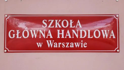 14.05.2025. Tabliczka na Szkole Głównej Handlowej w Warszawie. PAP/Albert Zawada