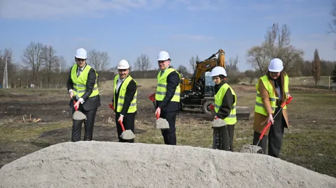 Kraków, 19.03.2026. Rektor UJ Piotr Jedynak (C), członek zarządu spółki TEXOM S.A. Tomasz Bańka (2L), członkini Rady Towarzystwa Doktorantów UJ Kaja Bator (2P), wiceprzewodniczący Zarządu Samorządu Studentów UJ Maciej Czop (L) oraz przewodnicząca Uczelnianej Komisji Ekonomicznej SSUJ Karolina Wierzba (P) podczas uroczystości symbolicznego wkopania łopaty pod budowę nowego domu studenckiego na terenie Kampusu 600-lecia Odnowienia Uniwersytetu Jagiellońskiego. PAP/Art Service