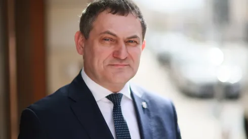 Warszawa, 09.04.2026. Rektor UJ prof. Piotr Jedynak przed siedzibą Polskiej Agencji Prasowej w Warszawie. Piotr Jedynak był gościem Studia PAP. PAP/Leszek Szymański