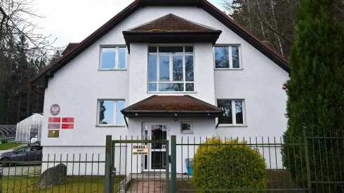 17.04.2026. Żywy Bank Genów Karkonoskiego Parku Narodowego w Jagniątkowie, 17 bm. Ośrodek powstał 3 lipca 2016 roku, a jego zadaniem jest zachowanie i ochrona różnorodności gatunków roślin występujących w Karkonoszach m.in. gęsiówki alpejskej, skalnicy śnieżnej, różanecznika alpejskiego czy endemicznych gatunków jastrzębców. PAP/Maciej Kulczyński