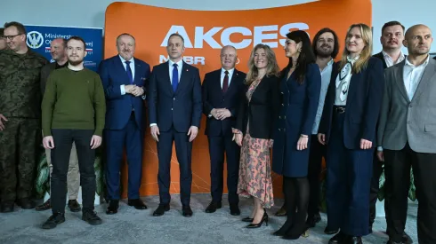 , 29.04.2026. Wiceminister obrony narodowej Cezary Tomczyk (5L), dyrektor Departamentu Innowacji MON gen. bryg. Marcin Górka (L), dyrektor Narodowego Centrum Badań i Rozwoju prof. Jerzy Małachowski (4L), prezes zarządu Akces NCBR Arleta Malasińska (6P) i wiceminister nauki i szkolnictwa wyższego Marek Gzik (7P) podczas inauguracji programu akceleracyjnego MilTech Akces NCBR, 29 bm. w Warszawie. Jest to inicjatywa wspierająca rozwój technologii dla sektora bezpieczeństwa i obronności, realizowana w partnerstwie z Ministerstwem Obrony Narodowej. (aldg) PAP/Piotr Nowak