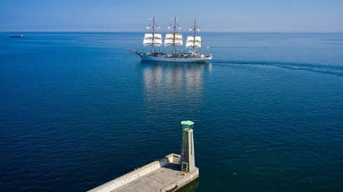 Gdynia, 16.04.2026. Uroczyste wyjście z portu w Gdyni szkolnej fregaty „Dar Młodzieży”, 16 bm. Jednostka wyruszyła w rejs do Stanów Zjednoczonych, realizowany w ramach wydarzenia Sail 250 z okazji 250-lecia niepodległości USA. PAP/Adam Warżawa