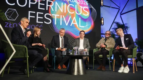 Kraków, 19.05.2026. Prorektor Uniwersytetu Jagiellońskiego ds. rozwoju, filozof, prawnik i kognitywista prof. dr hab. Bartosz Brożek (3L), pełnomocnik Prezydenta Miasta Krakowa ds. Współpracy ze Środowiskiem Naukowo-Akademickim dr Bogna Halska-Pionka (2L), popularyzator nauki z Centrum Kopernika Badań Interdyscyplinarnych UJ Łukasz Kwiatek (3P), prezes Santa Fe Institute prof. David Krakauer (2P) i prowadzący rzecznik prasowy UJ dr Marcin Kubat (L) podczas konferencji prasowej Copernicus Festival 2026, 19 bm. w Muzeum Inżynierii i Techniki w Krakowie. Copernicus Festival - jedno z największych wydarzeń popularyzujących naukę w Polsce. Tegorocznymi partnerami festiwalu są Europejska Rada ds. Badań Naukowych (ERC) oraz Narodowe Centrum Badań i Rozwoju (NCBR). PAP/Łukasz Gągulski