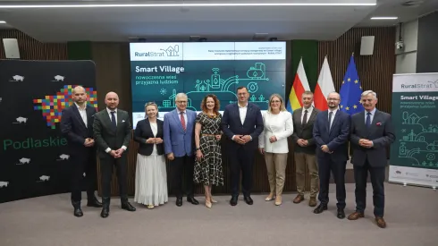 Białystok, 25.06.2026. Minister rolnictwa i rozwoju wsi Stefan Krajewski (5P), marszałek województwa podlaskiego Łukasz Prokorym (2L), członek zarządu województwa podlaskiego Bogdan Dyjuk (P), rektor Politechniki Białostockiej, dr hab. inż. Marta Kosior-Kazberuk (5L) oraz  prof. dr hab. inż. Joanicjusz Nazarko z Międzynarodowej Katedry Logistyki i Inżynierii Usług Politechniki Białostockiej (4L) podczas konferencji prasowej otwierającej projekt: "Ramy i kierunki implementacji koncepcji inteligentnej wsi smart village w krajowej i regionalnych politykach rozwojowych", 25 bm. w siedzibie Urzędu Marszałkowskiego Województwa Podlaskiego w Białymstoku. PAP/Artur Reszko