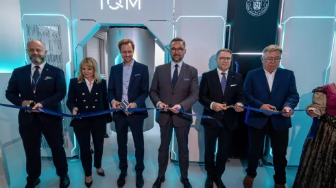 Poznań, 25.05.2026. Prezes IQM Polska Sylwia Barthel de Weydenth (2L), CEO i współzałożyciel IQM Quantum Computers Jan Goetz (3L) minister nauki i szkolnictwa wyższego Marcin Kulasek (3P), rektor PP prof. Teofil Jesionowski (2P) oraz starosta poznański Jan Grabkowski (P) podczas uroczystości otwarcia komputera kwantowego IQM Radiance 5 w Centrum Wykładowym Politechniki Poznańskiej, 25 bm. System IQM Radiance 5 to pięciokubitowy komputer kwantowy wykorzystujący technologię nadprzewodzących kubitów. Modułowa konstrukcja systemu zapewnia dostęp zarówno do warstwy sprzętowej, jak i programowej, a jego architektura pozwala w przyszłości rozbudować system nawet do 150 kubitów. PAP/Paweł Jaskółka