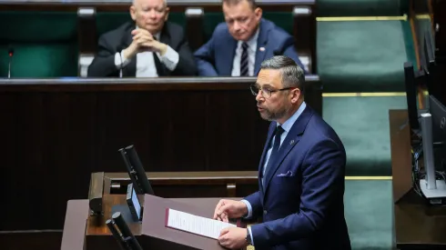 Warszawa, 27.05.2026. Minister nauki i szkolnictwa wyższego Marcin Kulasek (P) na sali posiedzeń Sejmu. PAP/Leszek Szymański