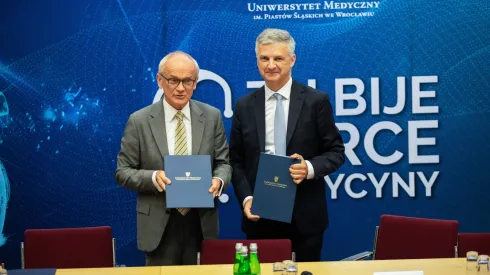 Wrocław, 23.06.2026. Rektor Uniwersytetu Medycznego im. Piastów Śląskich we Wrocławiu Piotr Ponikowski (L) i prezes zarządu AstraZeneca Pharma Poland Wiktor Janicki (P) podpisali umowę o współpracy między uczelnią i firmą farmaceutyczną, 23 bm. we Wrocławiu. Umowę podpisano w ramach otwarcia nowej Kliniki Kardiologii i Kardiochirurgii Dziecięcej w Uniwersyteckim Szpitalu Klinicznym (USK). Klinika pozwala na kompleksowe diagnozowanie i leczenie wad serca u najmłodszych pacjentów w jednym ośrodku. (mr) PAP/Krzysztof Ćwik