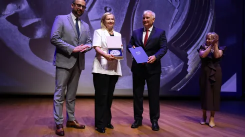 Warszawa, 24.06.2026. Minister nauki i szkolnictwa wyższego Marcin Kulasek (L), biolog molekularna prof. Agnieszka Chacińska (2L) i prezes Polskiej Akademii Nauk prof. dr hab. Marek Konarzewski (P) podczas 156. sesji Zgromadzenia Ogólnego Polskiej Akademii Nauk w Muzeum Historii Polski w Warszawie, 24 bm. Prof. Agnieszka Chacińska odebrała nagrodę PAN. (sko) PAP/Albert Zawada