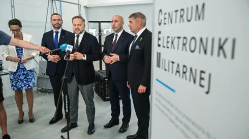 Od lewej: prezes Polskiej Agencji Kosmicznej Marta Wachowicz, wiceprezes PGZ Jan Grabowski, podsekretarz stanu w Ministerstwie Aktywów Państwowych Konrad Gołota, prezes zarządu Polskiej Grupy Zbrojeniowej Adam Leszkiewicz i prezes zarządu OBR CTM S.A. Marcin Wiśniewski na otwarciu budynku Centrum Elektroniki Militarnej w Gdyni (aldg) PAP/Andrzej Jackowski