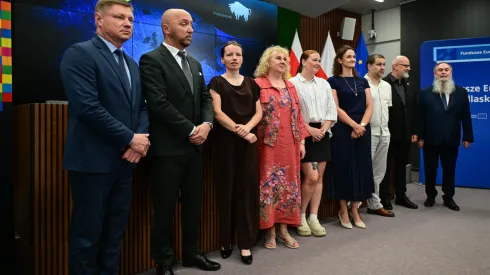 29.06.2026. Przedstawiciele zarządu województwa podlaskiego - marszałek Łukasz Prokorym (L) i wicemarszałek Marek Malinowski (2L), prorektor ds. rozwoju Politechniki Białostockiej prof. Mirosław Świercz (P) oraz prorektor ds. rozwoju Uniwersytetu w Białymstoku prof. Tomasz Bajkowski (2P) podczas podpisania umów grantowych dla zespołów naukowych Uniwersytetu w Białymstoku i Politechniki Białostockiej w ramach programu Fundusze Europejskie dla Podlaskiego w Białymstoku. PAP/Michał Zieliński