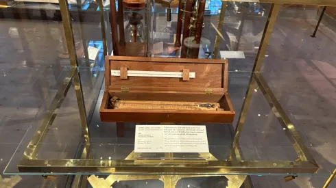  Uppsali, Szwecja, 30.06.2026. Pierwszy termometr Szweda Andersa Celsjusza z 1742 roku w Muzeum Gustavianum w Uppsali. PAP/Daniel Zyśk