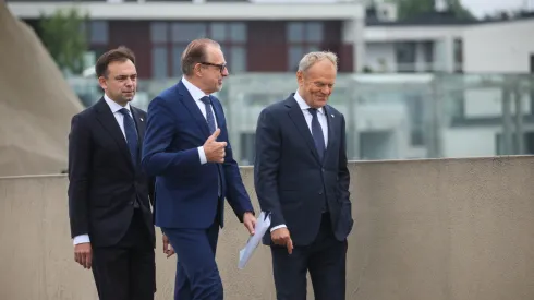 Warszawa, 13.07.2026. Premier Donald Tusk (P), minister finansów i gospodarki Andrzej Domański (L) oraz dyrektor generalny Europejskiej Agencji Kosmicznej Josef Aschbacher (C) w drodze na konferencję prasową, 13 bm. w stołecznym Centrum Nauki Kopernik. Spotkanie dot. ogłoszenia siedziby Centrum Europejskiej Agencji Kosmicznej w Polsce. PAP/Leszek Szymański