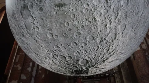 Wystawa Museum of the Moon w Nadbałtyckim Centrum Kultury, w gdańskim kościele św. Jana, przy ulicy Świętojańskiej 50. Świecąca kula, replika Księżyca o 7-metrowej średnicy została zawieszona pod zabytkowym, gotyckim sklepieniem kościoła. Projekt zrealizowano w skali 1:500 000 na podstawie zdjęć dostarczonych przez agencję kosmiczną NASA. ju/gr PAP/Jerzy Uklejewski