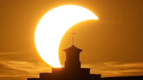 Warszawa, 12.08.2026. Częściowe zaćmienie słońca widziane z dachu Centrum Nauki Kopernik w Warszawie. Fot. PAP/Paweł Supernak