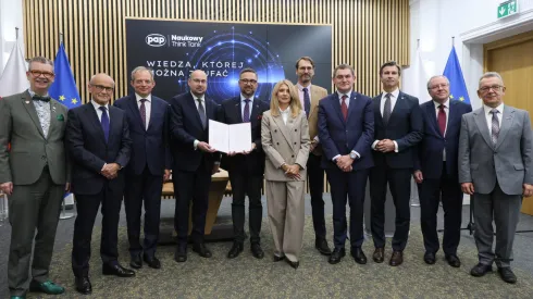 Warszawa, 15.09.2026. Od lewej: rektor Szkoły Głównej Handlowej prof. Piotr Wachowiak, rektor Uniwersytetu Medycznego we Wrocławiu prof. Piotr Ponikowski, prorektor AGH ds. nauki prof. dr hab. inż. Marek Gorgoń, Dyrektor Generalny Polskiej Agencji Prasowej Marek Błoński, minister nauki i szkolnictwa wyższego Marcin Kulasek, prorektor KUL ds. studentów i umiędzynarodowienia dr hab. Beata Piskorska, rektor Uniwersytetu Łódzkiego prof. Rafał Matera, rektor Uniwersytetu Jagiellońskiego w Krakowie prof. Piotr Jedynak, kanclerz Uniwersytetu Warszawskiego Robert Grey, rektor Uniwersytetu Wrocławskiego prof. Robert Olkiewicz i prorektor ds. finansów i projektów badawczych Uniwersytetu im. Adama Mickiewicza w Poznaniu prof. dr hab. Przemysław Wojtaszek pozują do pamiątkowego zdjęcia w siedzibie Ministerstwa Nauki i Szkolnictwa Wyższego w Warszawie, 15 bm. Podczas wydarzenia podpisano porozumienie o współpracy w ramach Naukowego Think Tank PAP. (mr) PAP/Paweł Supernak