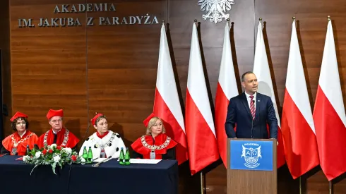 Gorzów Wielkopolski, 01.10.2026. Prezydent Karol Nawrocki (P) i rektor Akademii im. Jakuba z Paradyża prof. dr hab. Elżbieta Skorupska-Raczyńska (3L) podczas uroczystej inauguracji roku akademickiego 2026/2027 w Akademii im. Jakuba z Paradyża w Gorzowie Wielkopolskim, 1 bm. (sko) PAP/Marcin Bielecki