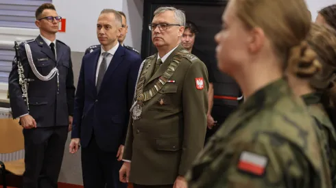 Łódź, 02.10.2026. Rektor-komendant WAM płk Marek Saracyn (3L) i wiceminister obrony narodowej Cezary Tomczyk (2L) podczas inauguracji roku akademickiego 2026/27 w Wojskowej Akademii Medycznej w Łodzi, 2 bm. (ad) PAP/Marian Zubrzycki