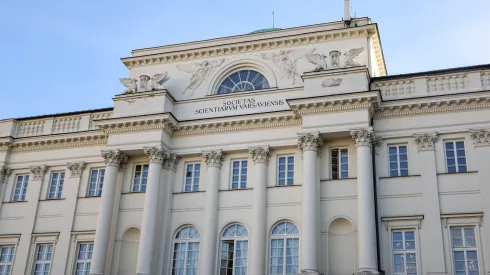 Warszawa, 13.11.2025. Siedziba Polskiej Akademii Nauk oraz Towarzystwa Naukowego w Pałacu Staszica w Warszawie, 13 bm. W jego wnętrzach znajduje się m. in. nowa Biblioteka Instytutu Kultur Śródziemnomorskich i Orientalnych PAN im. profesora Kazimierza Michałowskiego. PAP/ Albert Zawada