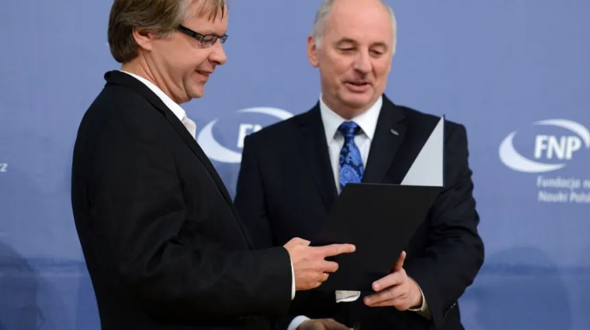 Prezes Fundacji na rzecz Nauki Polskiej prof. Maciej Żylicz (P) wręczył dyplom prof. Tomaszowi Plackowi (L). W warszawskiej Szkole Głównej Handlowej 11 bm. odbyło się wręczenie dyplomów dziewięciu polskim uczonym reprezentującym nauki humanistyczne i społeczne, którzy zostali laureatami programu Mistrz Fundacji na rzecz Nauki Polskiej. PAP/Jacek Turczyk