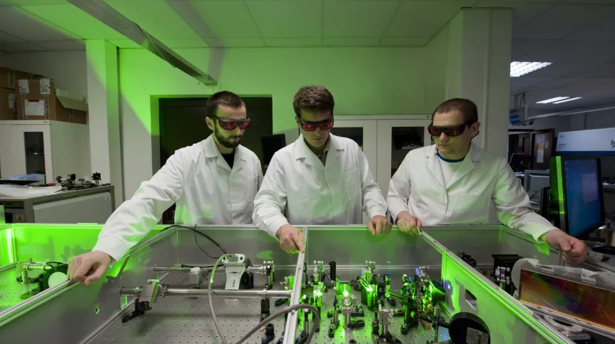 Od lewej: Tomasz Fok, Yuriy Stepanenko i Łukasz Węgrzyński z Centrum Laserowego IChF PAN i FUW. Źródło: IChF PAN, Grzegorz Krzyżewski 