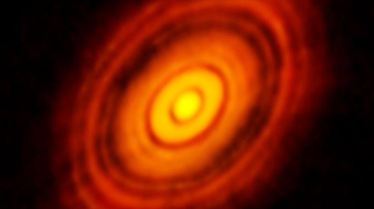 Obraz dysku protoplanetarnego wokół młodej gwiazdy HL Tauri uzyskany dzięki sieci radioteleskopów ALMA. Źródło: ALMA (ESO/NAOJ/NRAO). 