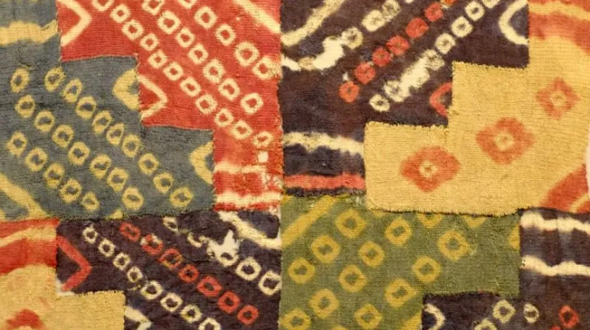 Fragment tuniki zdobionej wykonany w technice “tie dye” Fot. Archiwum M.&P.Giersz 
