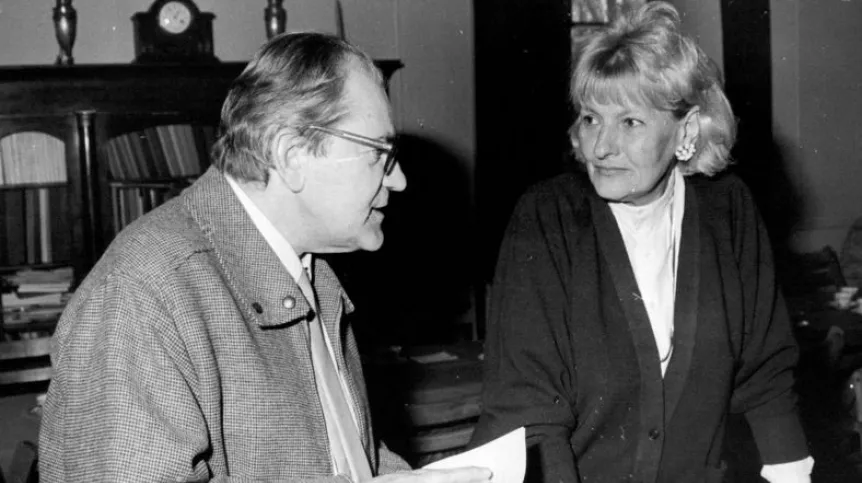 Profesor Stanisław Kurnatowski na posiedzeniu Komitetu Założycielskiego SNAP, 7 marca 1989 roku w PMA w Warszawie (z Danutą Jaskanis). Foto: Archiwum SNAP