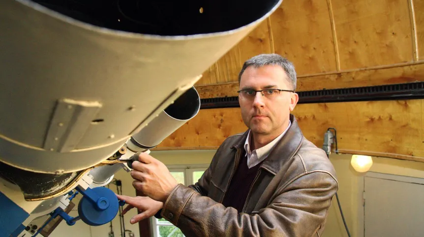 Prof. Andrzej Niedzielski przy jednym z teleskopów Centrum Astronomii UMK. Fot.: Andrzej Romański / UMK.